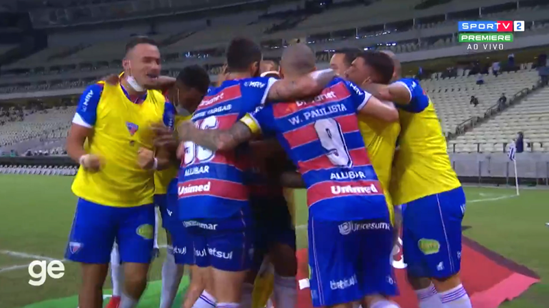 Jogadores do Fortaleza comemorando a vitória diante do Ceará de Guto Ferreira na Copa do Brasil - Transmissão Premiere
