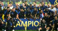 Jogadores franceses cercam a taça da Copa do Mundo após título - Getty Images