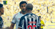 Fred discutindo com o jogador do Atlético-MG depois da polêmica contra o Fluminense - Transmissão TV Globo