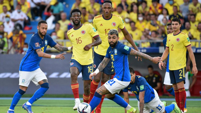 Gabigol, Neymar e Paquetá disputam bola com a Colômbia - Getty Images