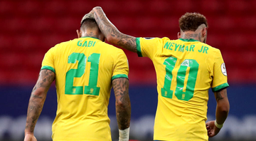Gabigol, jogador do Flamengo, ao lado de Neymar, ambos com a camisa da Seleção Brasileira - GettyImages