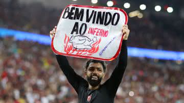 Gabigol, jogador do Flamengo levantando um cartaz dentro de campo - GettyImages