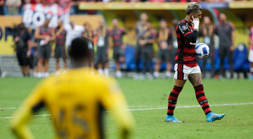 Gabigol, jogador do Flamengo com a bola na mão para a cobrança do pênalti - Gilvan de Souza/Flamengo/Flickr