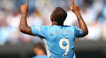 Com a camisa do Manchester City, Gabriel Jesus já homenageou o filho - GettyImages