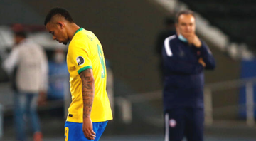 Gabriel Jesus saindo de campo após ser expulso na partida entre Chile e Brasil na Copa América - GettyImages