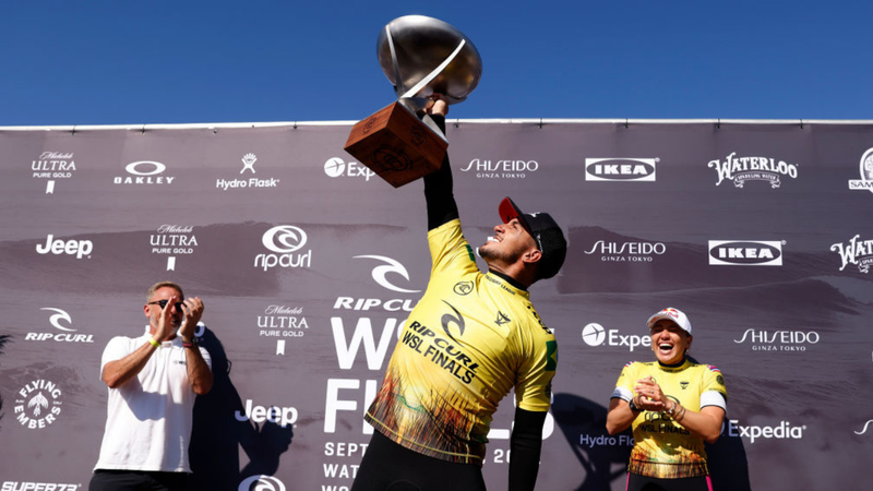 Gabriel Medina levantando o troféu do tri campeonato mundial de surfe - GettyImages