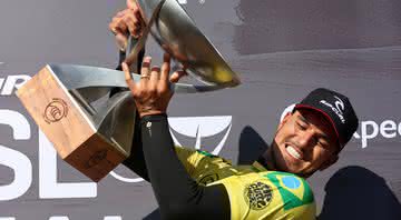 Gabriel Medina segurando o troféu do tri mundial - GettyImages