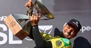 Gabriel Medina segurando o troféu do tri mundial - GettyImages