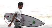 Gabriel Medina saindo do mar depois de não conquistar uma medalha nas Olimpíadas - GettyImages