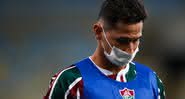 Ganso, jogador do Fluminense de colete e máscara em campo - GettyImages