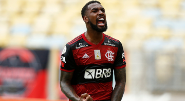 Gerson com a camisa do Flamengo comemorando em campo - GettyImages