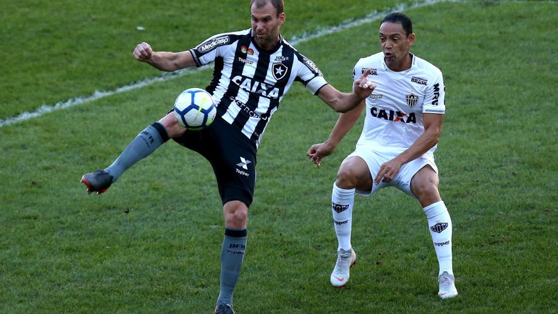 Joel Carli em ação com a camisa do Botafogo - GettyImages