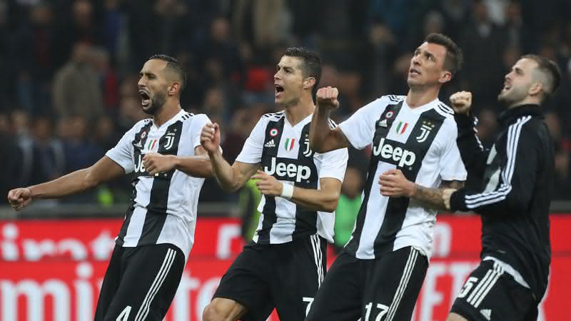 Ao lado de Cristiano Ronaldo, Benatia conquistou a Supertaça da Itália em 2018 - Getty Images
