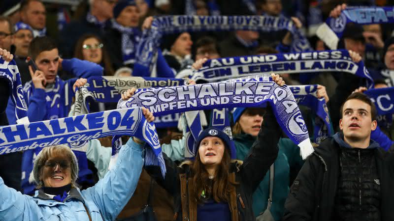 Torcedores do Schalke 04 comemorando no estádio - GettyImages