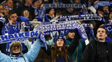 Torcedores do Schalke 04 comemorando no estádio - GettyImages