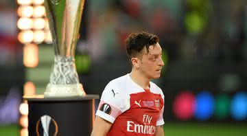 Mesut Ozil não entra em campo pelo Arsenal desde o dia 7 de março - Getty Images