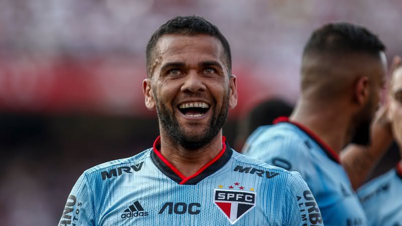 Daniel Alves voltou a ser cogitado pelos clubes argentinos - GettyImages
