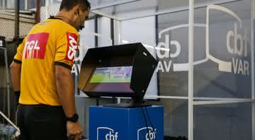 Árbitro de vídeo tem levantado muitas discussões no futebol brasileiro - GettyImages