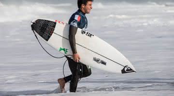 Jeremy Flores foi o primeiro francês a vencer dentro de casa no Mundial de Surfe - GettyImages