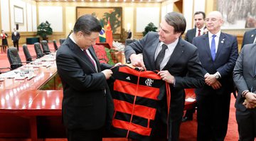 Bolsonaro entrega camisa do Flamengo para presidente da China - GettyImages