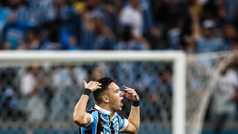 Pepê comemorando gol com a camisa do Grêmio - GettyImages
