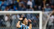 Pepê comemorando gol com a camisa do Grêmio - GettyImages