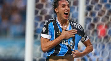 Pedro Geromel em ação com a camisa do Grêmio - GettyImages