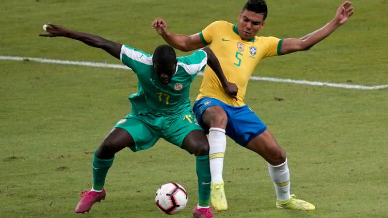 Casemiro em disputa de bola na partida contra Senegal - GettyImages