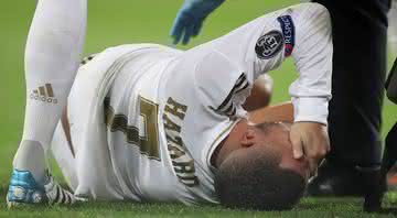 Eden Hazard, caído no gramado, em partida contra o Paris Saint-Germain - GettyImages