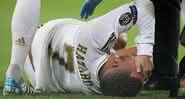 Eden Hazard, caído no gramado, em partida contra o Paris Saint-Germain - GettyImages