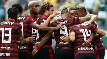 Elenco do Flamengo comemorando gol contra o Palmeiras - GettyImages