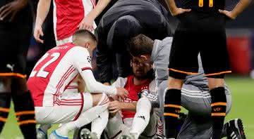 Jogador do Ajax sente tontura durante partida contra o Valencia - GettyImages