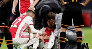 Jogador do Ajax sente tontura durante partida contra o Valencia - GettyImages