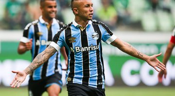 Everton Cebolinha comemorando gol com a camisa do Grêmio - GettyImages