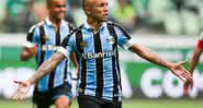 Everton Cebolinha comemorando gol com a camisa do Grêmio - GettyImages
