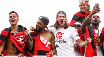 Jorge Jesus,  com o companheiro de equipe Filipe Luis durante as comemorações no dia seguinte ao do Flamengo vencer a Copa CONMEBOL Libertadores - GettyImages