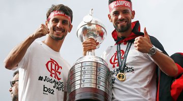 Rodrigo Caio e Pablo Marí com a taça da Libertadores da América - GettyImages