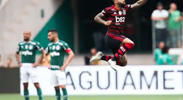 Gabriel Barbosa comemorando gol contra o Palmeiras pelo Campeonato Brasileiro - GettyImages