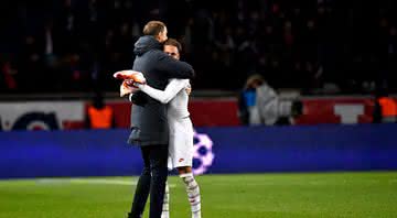 Tuchel, técnico do PSG, que rasgou elogios a Neymar, dando um abraço no jogador ao fim da partida - GettyImages
