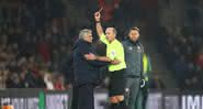 O cartão amarelo veio após Mourinho ter confrontado o técnico de goleiros do Southampton - Getty Images