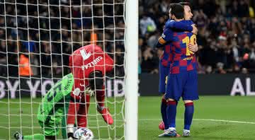 Arthur comemorando seu gol ao lado de Messi - GettyImages