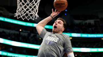 NBA: Luka Doncic faz cesta com pé durante treino dos Mavericks - GettyImages