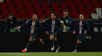 Neymar comemorando o gol com seus companheiros de equipe - GettyImages