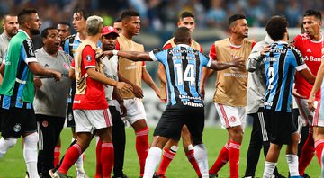 Internacional e Grêmio em ação - Getty Images