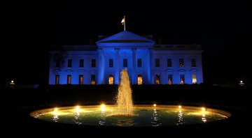 Casa Branca, nos Estados Unidos, ganha coloração azul por conta do Dia Mundial da Conscientização do Autismo - GettyImages