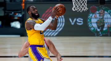LeBron James em ação pelo Los Angeles Lakers - GettyImages