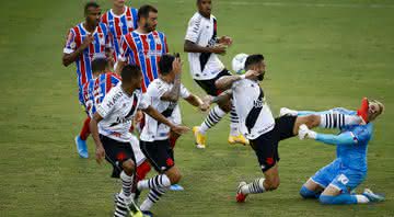 Leandro Castan, jogador do Vasco, acertando a sola da chuteira no goleiro do Bahia - GettyImages