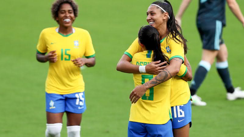 Jogadoras do Brasil comemorando gol - GettyImages