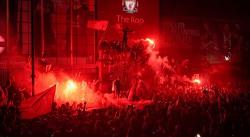 Torcida do Liverpool invade entrada do Anfield para comemorar o título - GettyImages