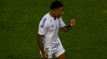 Em casa, Santos vence o Athletico-PR pelo Brasileirão - GettyImages